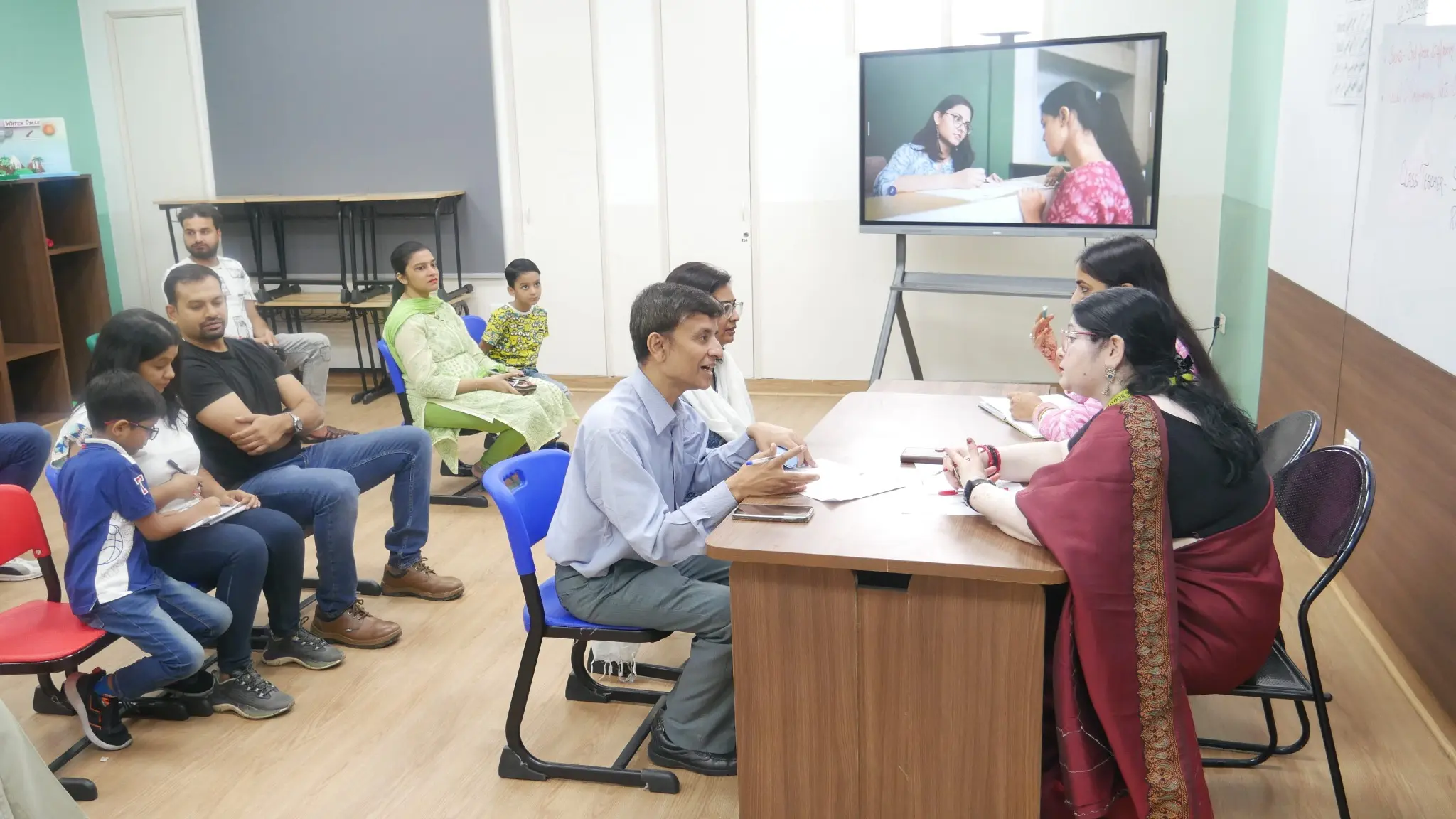 parents meeting teacher to ask some necessary questions